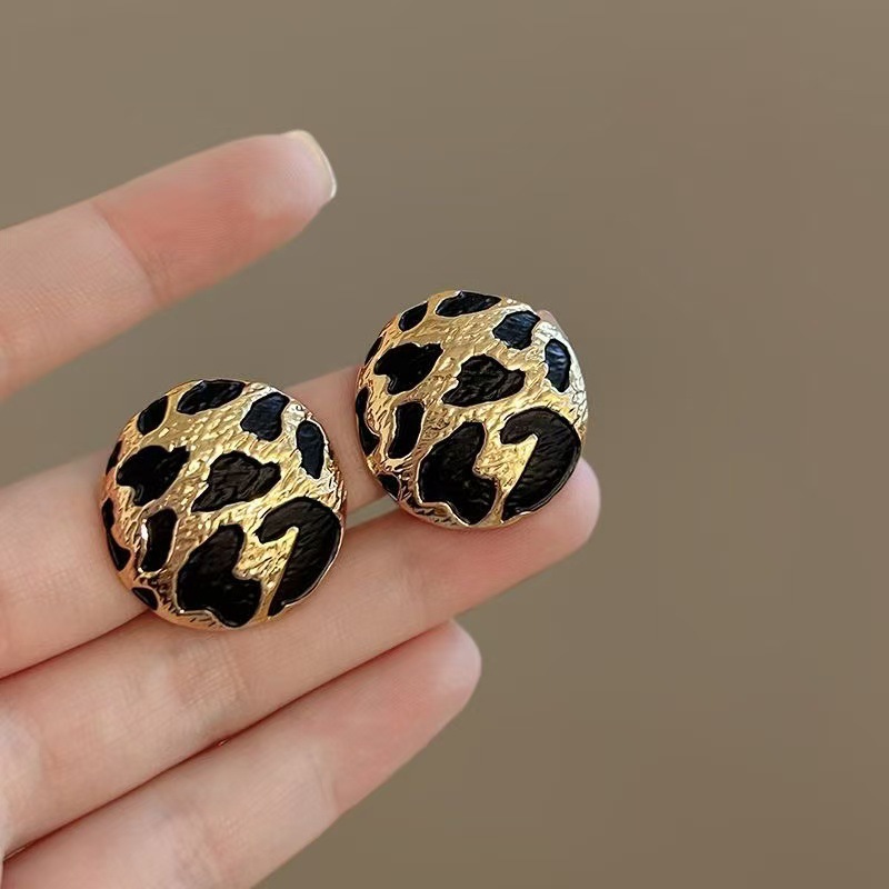 Vintage Fashion Illustrations - Anting Kancing Bulat Pola Cetak Macan