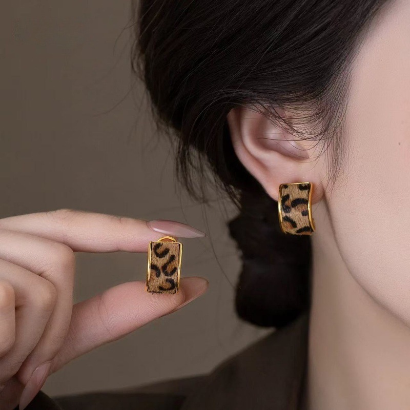Anting Gantung Wanita Model C  - Vintage Fashion Illustrations ulasan dan harga